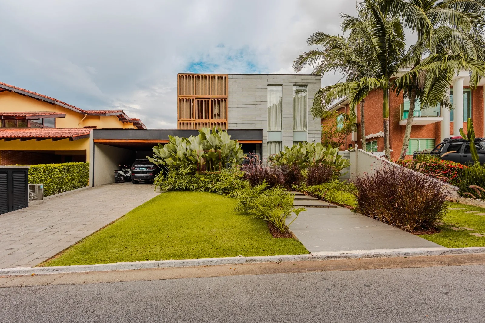Fachada principal ou destaque de Casa Mobiliada à Venda Alphaville 0 - 3 Suítes | CA0879 - Alphaville 0