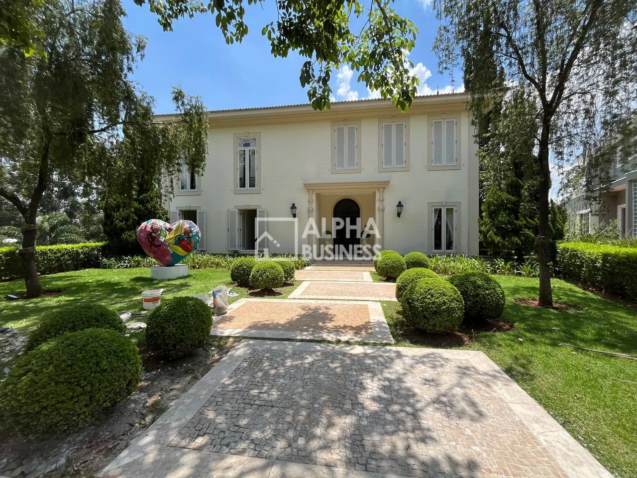 Fachada principal ou destaque de Casa neoclássica com vista incrível à venda no Tamboré 1 | Barueri – SP - Tamboré 1 - Alphaville