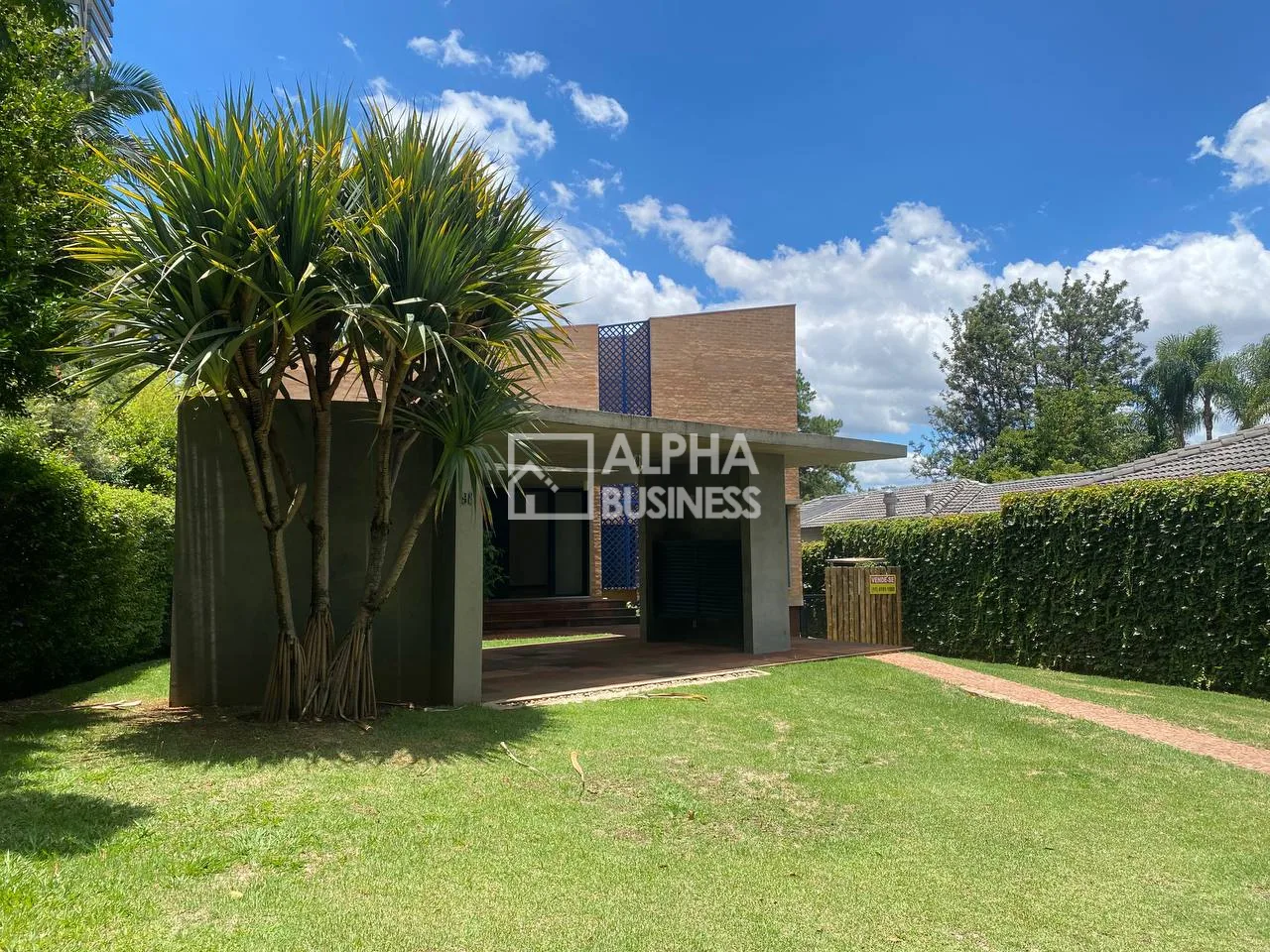 Fachada principal ou destaque de CASA À VENDA NO CONDOMÍNIO ALPHAVILLE 2 | BARUERI – SP - Alphaville 2